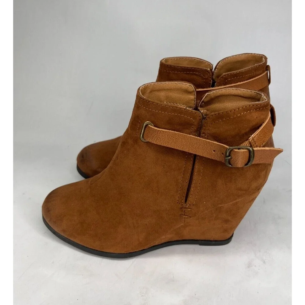 MAURICES CLAIRE Brown Faux Suede Ankle Wedge Booties Buckle Women's Size 7.5